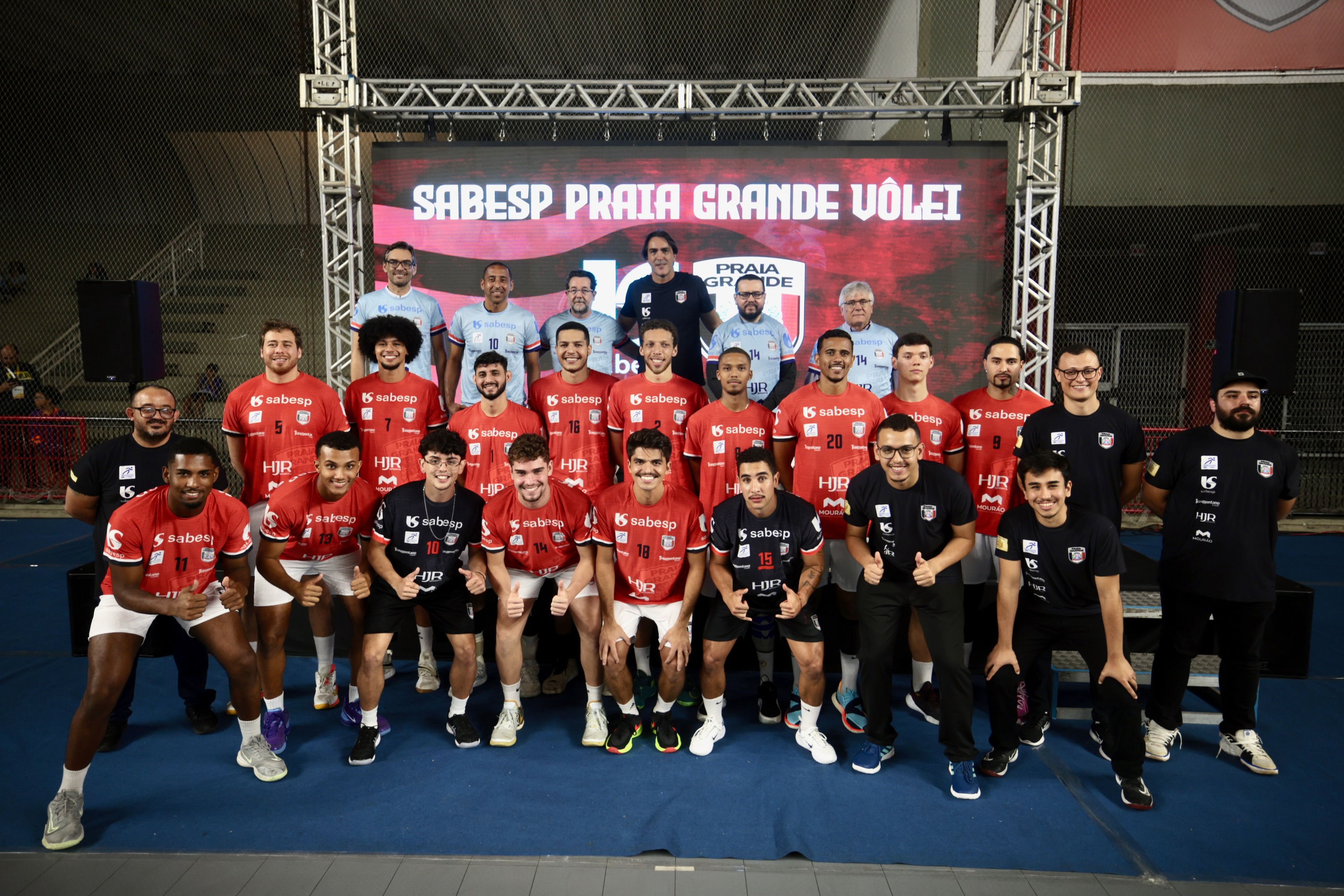 Jogadores da Sabesp Praia Grande Vôlei são ‘abençoados’ pelas lendas Giba e Serginho