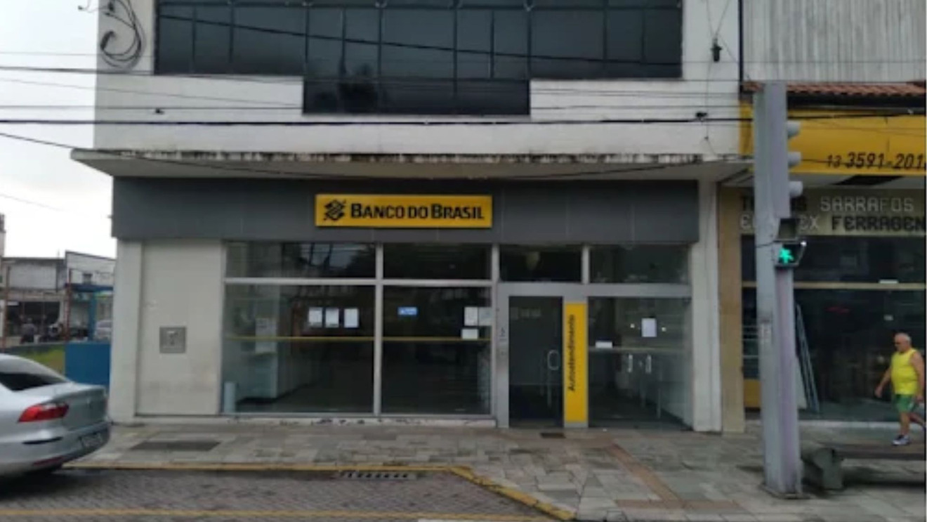 Homem invade agência bancária e furta equipamentos em Praia Grande